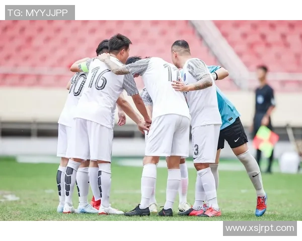 昔日足球明星退役后生活照曝光展现不同人生风貌与精彩瞬间